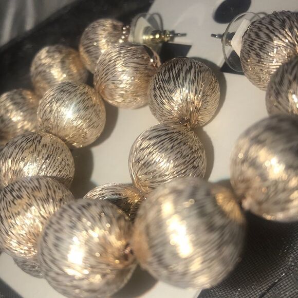 ✨ Thread-Wrapped Ball Hoop Earrings✨ - Picture 4 of 6